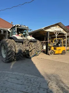 Mezőgazdasági gumiabroncs szerelés: hatalmas traktor kerék felszerelése targoncával - 2025. március 7.