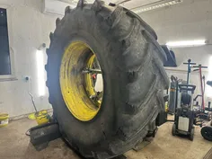 Mezőgazdasági gumiabroncs szerelés: hatalmas John Deere traktor kerék a szerelőgépen műhelyünkben - 2025. október 30.